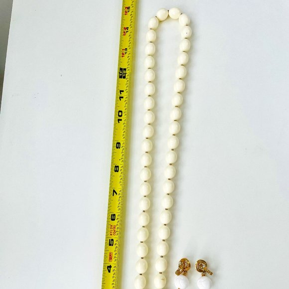 VNT Monet signed drop bead earrings and VNT matching white necklace - Picture 2 of 6
